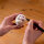 Tierra Zen KP15 Weißes traditionelles Daruma - Liebe groß 6,5 cm